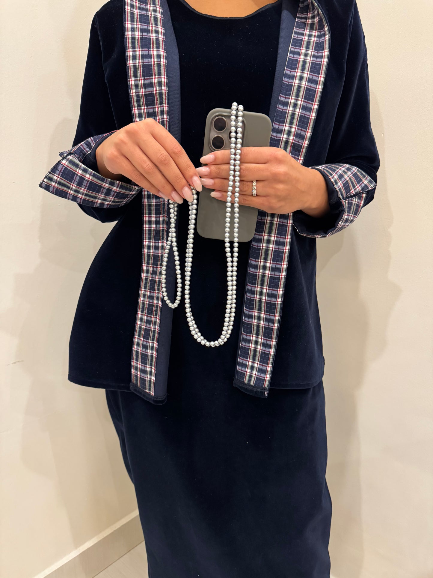 silverish round lightweight phonestrap